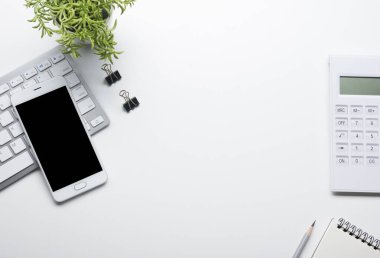 Ofis resepsiyon masası malzemeleri ile. Düz yatıyordu iş işyeri ve nesneleri. Üstten Görünüm. Metin için yer kopyalayın