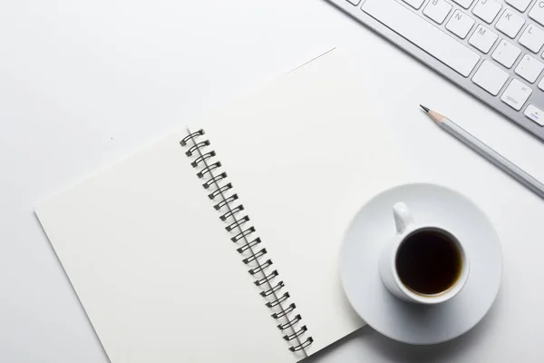 Mesa de escritorio de oficina con suministros. Piso yacía Negocios lugar de trabajo y objetos. Vista superior. Copiar espacio para texto — Foto de Stock