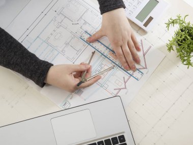 Mimarlar plan, gayrimenkul projesi üzerinde çalışıyor. Mimar işyeri. İnşaat konsepti. Mühendislik araçları.