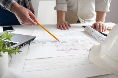 Mimarlar plan, gayrimenkul projesi üzerinde çalışıyor. Mimar işyeri. İnşaat konsepti. Mühendislik araçları.