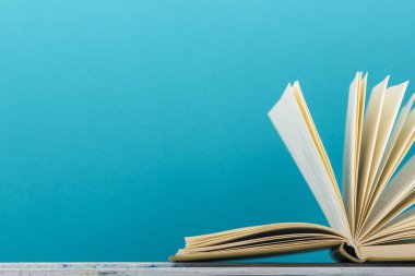 Açık kitap, ahşap masadaki ciltli kitaplar. Okula dönelim. Boşluğu kopyala