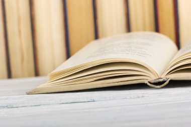 Açık kitap, ahşap masadaki ciltli kitaplar. Okula dönelim. Boşluğu kopyala