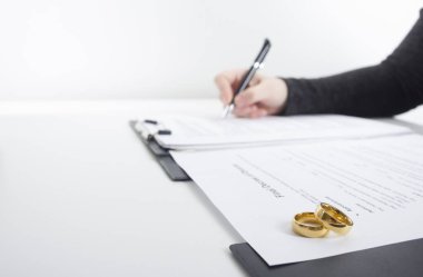 Karı-koca, boşanma, boşanma, fesih, iptal, yasal boşanma belgeleri, boşanma evrakları ya da avukatın hazırladığı evlilik öncesi anlaşma. Evlilik yüzüğü.