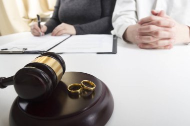 Karı-koca, boşanma, boşanma, fesih, iptal, yasal boşanma belgeleri, boşanma evrakları ya da avukatın hazırladığı evlilik öncesi anlaşma. Evlilik yüzüğü.
