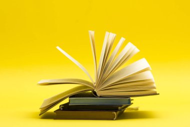 Açık kitap, ahşap masadaki ciltli kitaplar. Okula dönelim. Boşluğu kopyala.