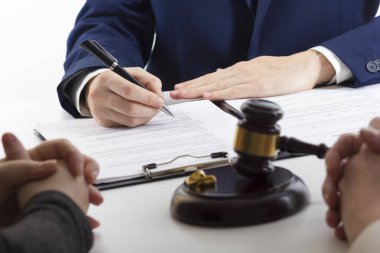 Karı-koca, boşanma, boşanma, fesih, iptal, yasal boşanma belgeleri, boşanma evrakları ya da avukatın hazırladığı evlilik öncesi anlaşma. Evlilik yüzüğü.