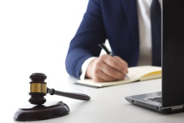 Hukuk, tavsiye ve yasal hizmetler kavramı. Avukat ve takım toplantısı hukuk firmasında avukat.