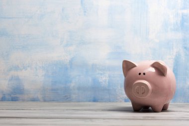 Kumbara ve altın sikke. Tasarruf ve finans konsepti