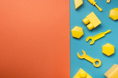 Ahşap arka plan üzerinde renkli çocuk oyuncakları çerçeve. Üst te. Düz yatıyordu. Metin için alan kopyalama.