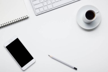 Ofis resepsiyon masası malzemeleri ile. Düz yatıyordu iş işyeri ve nesneleri. Üstten Görünüm. Metin için yer kopyalayın