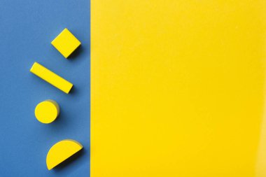 Beyaz zemin üzerine eğitim gelişmekte olan oyuncak çerçeve çocuklar. Üstten Görünüm. Düz yatıyordu. Metin için yer kopyalayın