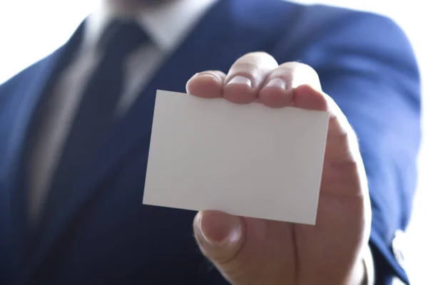 白い背景に白いビジネス カードを持っている手 — ストック写真