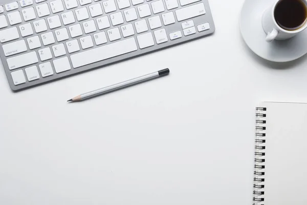 Mesa de escritorio de oficina con suministros. Piso yacía Negocios lugar de trabajo y objetos. Vista superior. Copiar espacio para texto — Foto de Stock