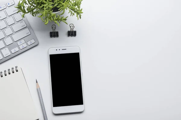 Mesa de escritorio de oficina con suministros. Piso yacía Negocios lugar de trabajo y objetos. Vista superior. Copiar espacio para texto — Foto de Stock