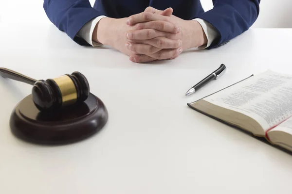 Diritto, consulenza e concetto di servizi legali. Avvocato e avvocato con riunione di squadra presso lo studio legale . — Foto Stock