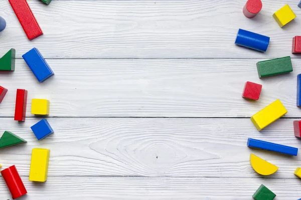 Cadre de jouets colorés pour enfants sur fond en bois. Vue de dessus. Pose plate. Espace de copie pour le texte . — Photo