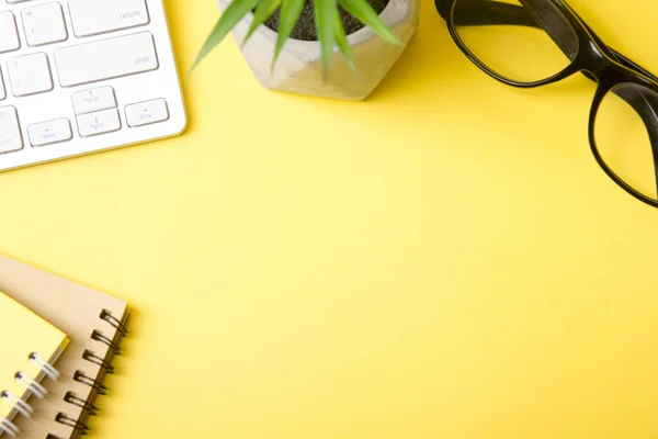 Mesa de escritório e equipamentos para trabalhar em vista superior e flat lay conceito. Espaço de cópia — Fotografia de Stock