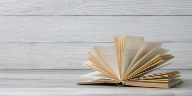 Açık kitap, ahşap masadaki ciltli kitaplar. Okula dönelim. Boşluğu kopyala