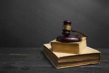 Hukuk konsepti - Beyaz arka planda izole edilmiş bir mahkeme salonunda ya da emniyet teşkilatında ahşap yargıç tokmağı olan bir hukuk kitabı. Metin için alanı kopyala