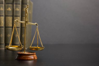 Hukuk konsepti - Beyaz arka planda izole edilmiş bir mahkeme salonunda ya da emniyet teşkilatında ahşap yargıç tokmağı olan bir hukuk kitabı. Metin için alanı kopyala