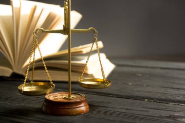 Hukuk konsepti - Beyaz arka planda izole edilmiş bir mahkeme salonunda ya da emniyet teşkilatında ahşap yargıç tokmağı olan bir hukuk kitabı. Metin için alanı kopyala