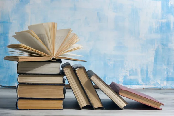 Libro abierto, libros de tapa dura sobre mesa de madera. De vuelta a la escuela. Copiar espacio —  Fotos de Stock