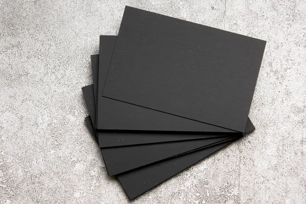 Tarjetas de visita negras en blanco sobre fondo texturizado. Diseño de identidad, plantillas corporativas, estilo de empresa. Puesta plana — Foto de Stock