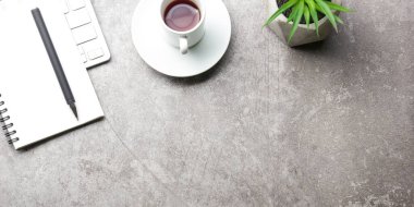 Bilgisayarlı beyaz masa ofisi, akıllı telefon ve bir fincan kahveli diğer iş malzemeleri. Metni kopyalamak için üst görünümü kullan. Desenci çalışma alanı düz masa üzerinde temel elementler yatıyordu