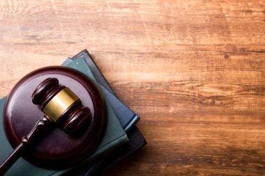 Hukuk konsepti - Beyaz arka planda izole edilmiş bir mahkeme salonunda ya da emniyet teşkilatında ahşap yargıç tokmağı olan bir hukuk kitabı. Metin için alanı kopyala