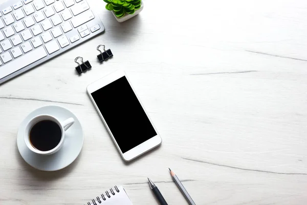 Escritorio blanco con laptop, smartphone y otros suministros de trabajo con taza de café. Vista superior con espacio de copia para introducir el texto. Diseñador de espacio de trabajo en mesa de escritorio elementos esenciales en la disposición plana — Foto de Stock