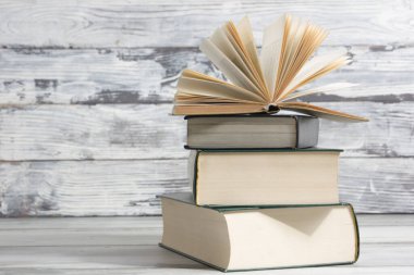 Açık kitap, ahşap masadaki ciltli kitaplar. Okula dönelim. Boşluğu kopyala