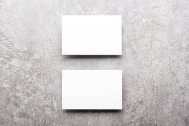 Beyaz kartvizitlerin dokulu arka planı boş. Kimlik tasarımı, şirket şablonları, şirket tarzı. Düz yatıyordu