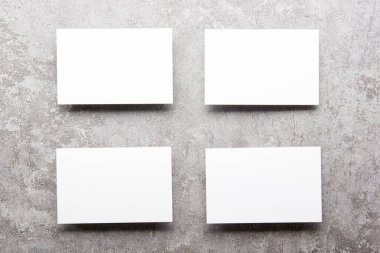 Beyaz kartvizitlerin dokulu arka planı boş. Kimlik tasarımı, şirket şablonları, şirket tarzı. Düz yatıyordu