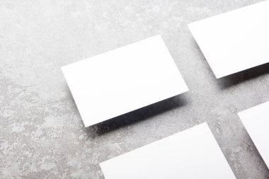 Beyaz kartvizitlerin dokulu arka planı boş. Kimlik tasarımı, şirket şablonları, şirket tarzı. Düz yatıyordu