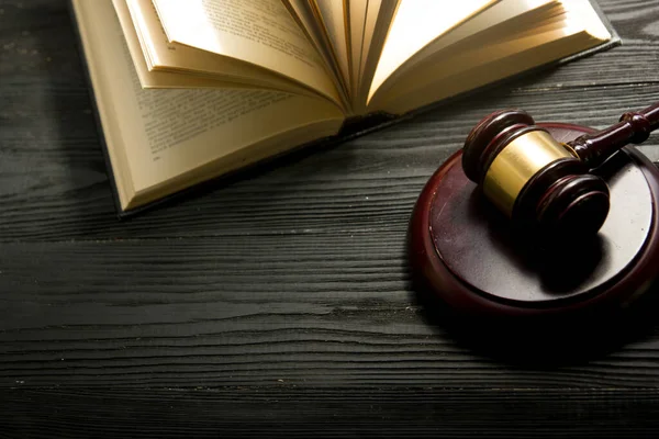 Law concept - Open wet boek met een houten rechters hamer op tafel in een rechtszaal of rechtshandhavingskantoor geïsoleerd op witte achtergrond. Kopieer ruimte voor tekst — Stockfoto