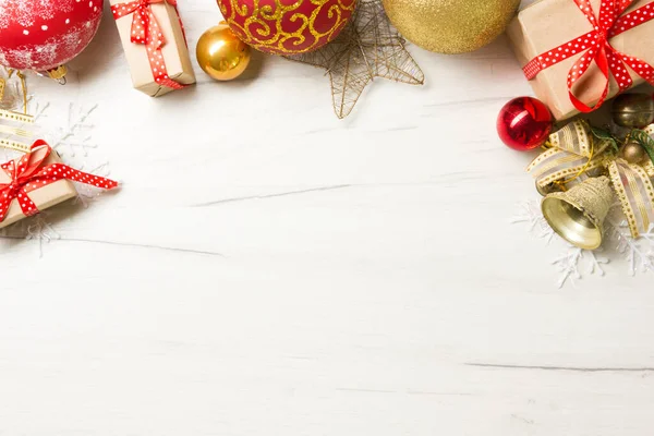 Χριστουγεννιάτικη διακόσμηση φόντο. Χριστουγεννιάτικο δέντρο και στολίδι διακοπών. Αντιγραφή χώρου — Φωτογραφία Αρχείου