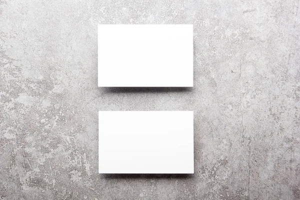 Beyaz kartvizitlerin dokulu arka planı boş. Kimlik tasarımı, şirket şablonları, şirket tarzı. Düz yatıyordu