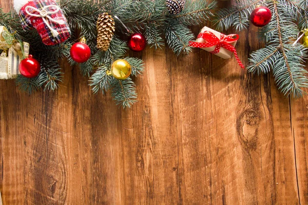 Χριστουγεννιάτικη διακόσμηση φόντο. Χριστουγεννιάτικο δέντρο και στολίδι διακοπών. Αντιγραφή χώρου — Φωτογραφία Αρχείου