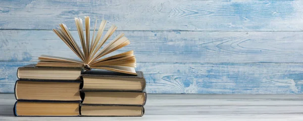 Open book, hardback books on wooden table. Back to school. Copy space — Stock Photo, Image