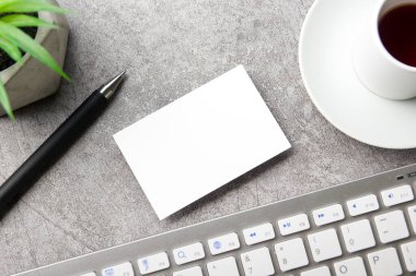 Bilgisayarlı beyaz masa ofisi, akıllı telefon ve bir fincan kahveli diğer iş malzemeleri. Metni kopyalamak için üst görünümü kullan. Desenci çalışma alanı düz masa üzerinde temel elementler yatıyordu