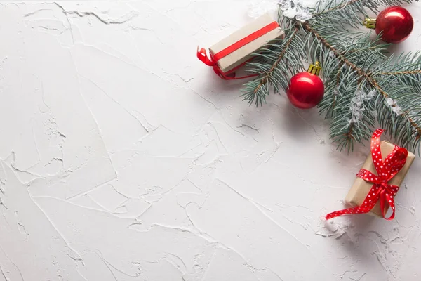 Fondo de decoración de Navidad. Árbol de Navidad y adornos navideños. Copiar espacio —  Fotos de Stock