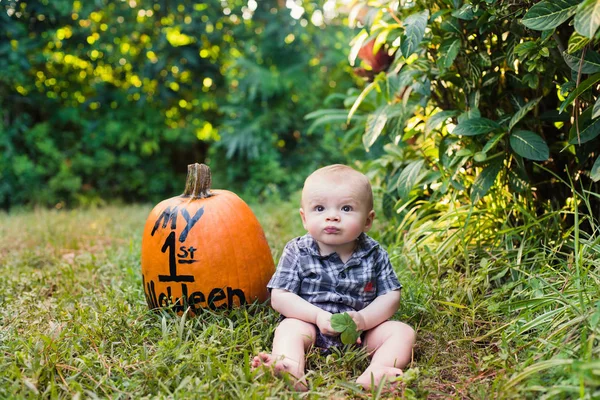 Schattige Babyjongen Zittend Achtertuin Met Grote Pompoen Eerste Halloween — Stockfoto