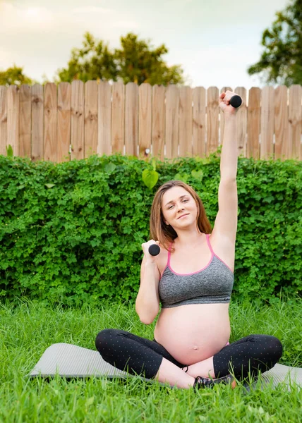 Беременная Женщина Занимается Спортом Гантелями Заднем Дворе Летом — стоковое фото