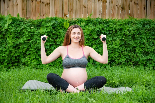 Donna Incinta Che Esercita Con Manubri Sul Suo Cortile Estate — Foto Stock