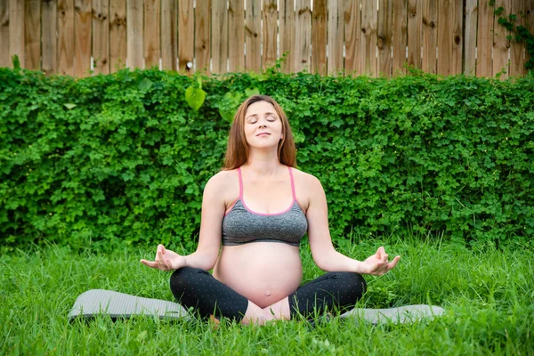 Беременная Женщина Занимающаяся Йогой Заднем Дворе Расслабляющая Поза Лето — стоковое фото