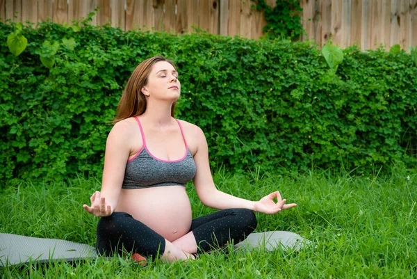 Pregnant Woman Exercising Yoga Her Backyard Relaxation Pose Summer — Stock Photo, Image