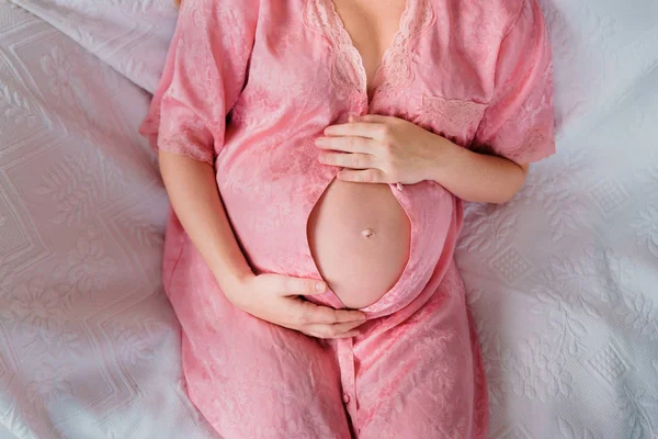 Junge Schwangere Frau Umarmt Den Bauch Hause Ohne Gesicht — Stockfoto