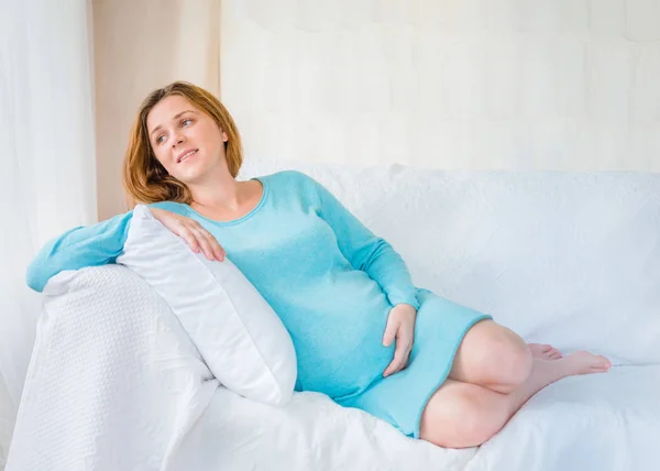 Gelukkig Jonge Zwangere Vrouw Rustend Sofa Omarmen Haar Buik — Stockfoto