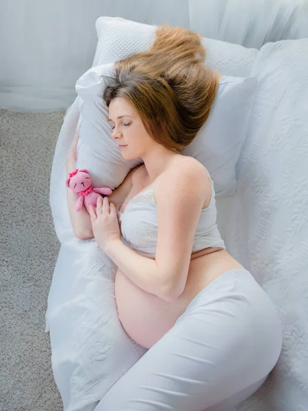 Jonge Zwangere Vrouw Slapen Bank Met Haar Handgemaakte Baby Speelgoed Stockfoto