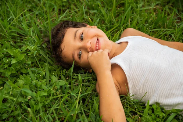 Щасливий Маленький Хлопчик Грає Задньому Дворі Лежить Траві Посміхаючись — стокове фото